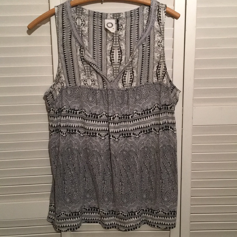Anthropologie Akemi + Kin Split Sleeveless. SZ. M